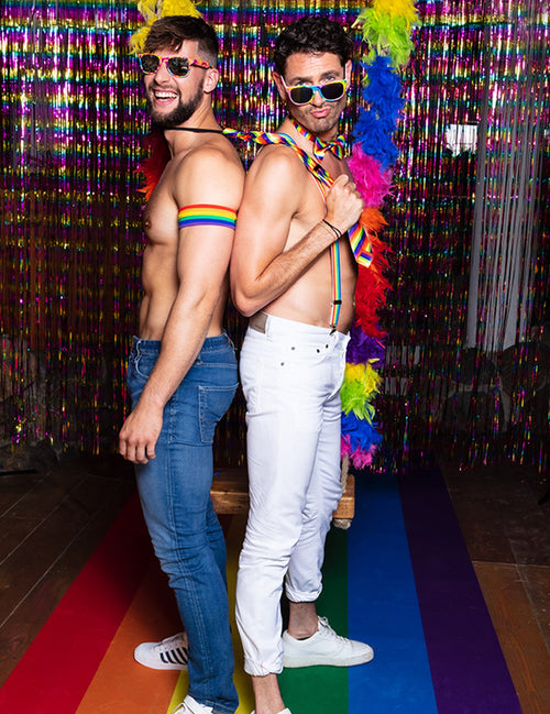 Kaikki mitä tarvitset Pride-paraatiin naamiaisasut sateenkaarenväreissä