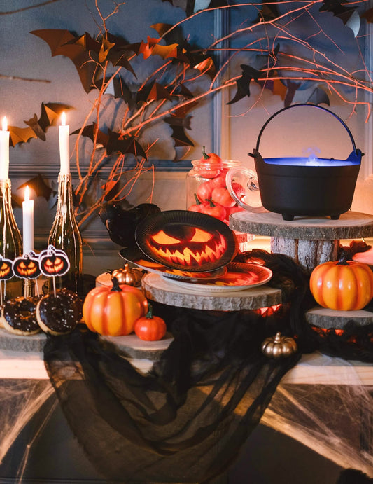 Mise en scène sur une table d'Halloween des assiettes en carton citrouille terrifiante