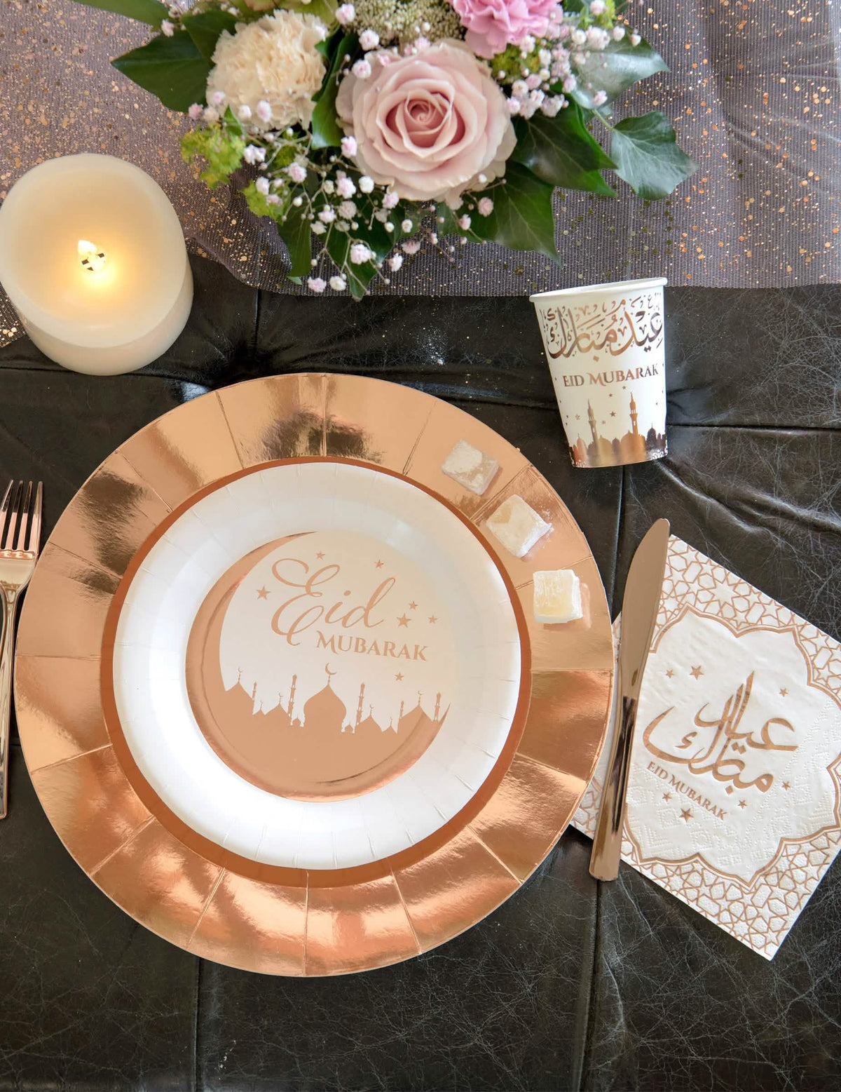 Mise en situation de table des assiettes en carton Eid Mubarak