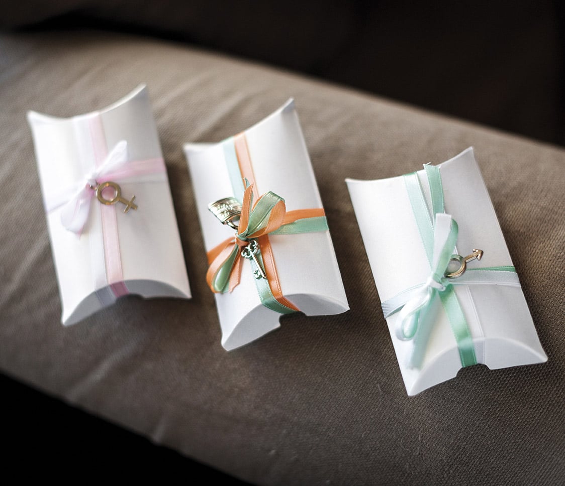 Exemples de décoration avec rubans et breloques de la boîte en carton de mariage et baptême blanche nacrée