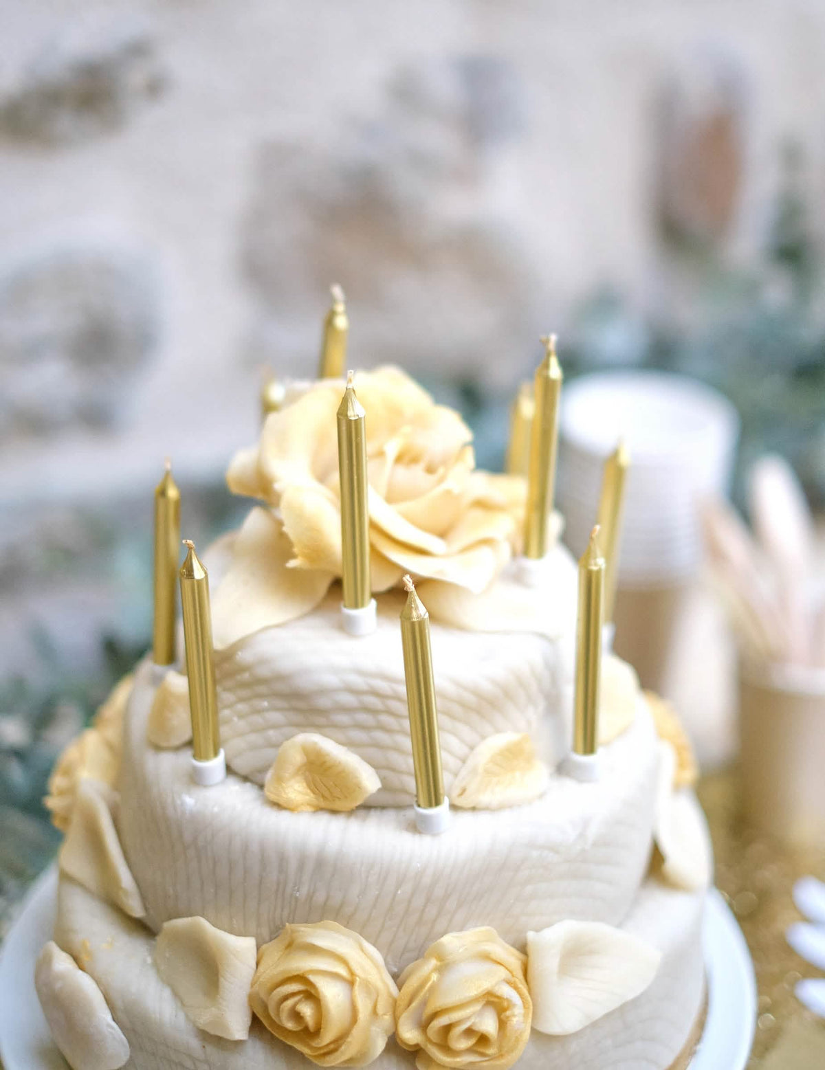 Mise en situation sur un gâteau des bougies d'anniversaire dorées métallisées