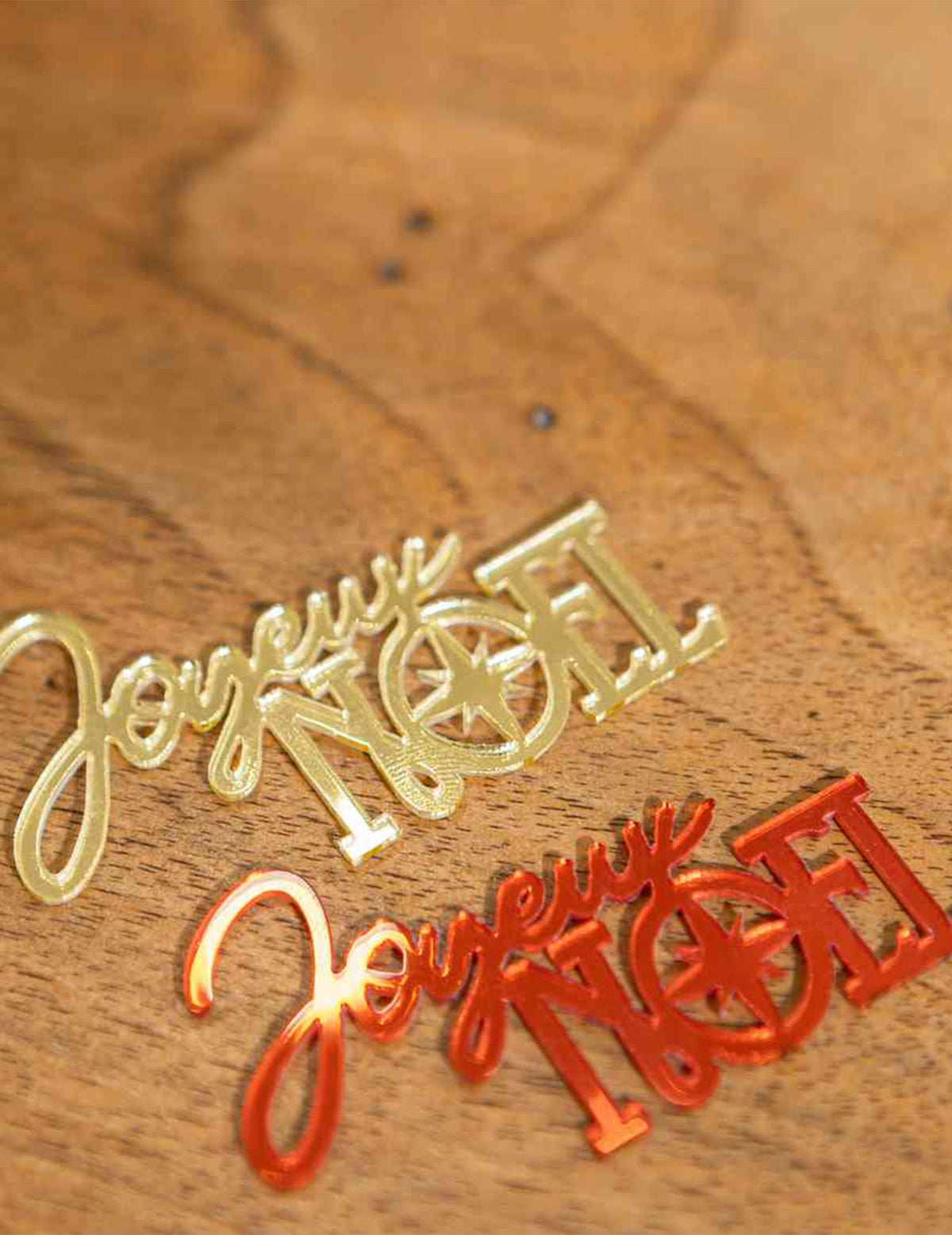 10 kpl Joyeux Noël -konfetteja, punainen ja kulta 6,5 x 3,5 cm