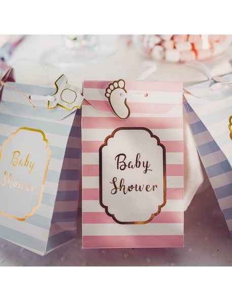 Gros plan sur les étiquettes petite merveille pour baby shower rose et doré avec rubans