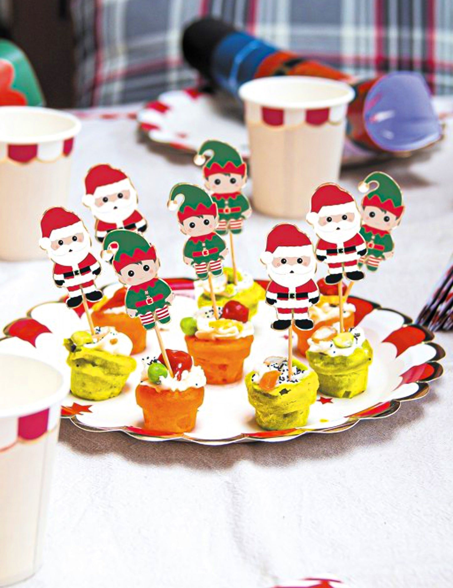 Mise en situation sur un buffet de fête des pics en bois Sweety Xmas Père Noël et lutin