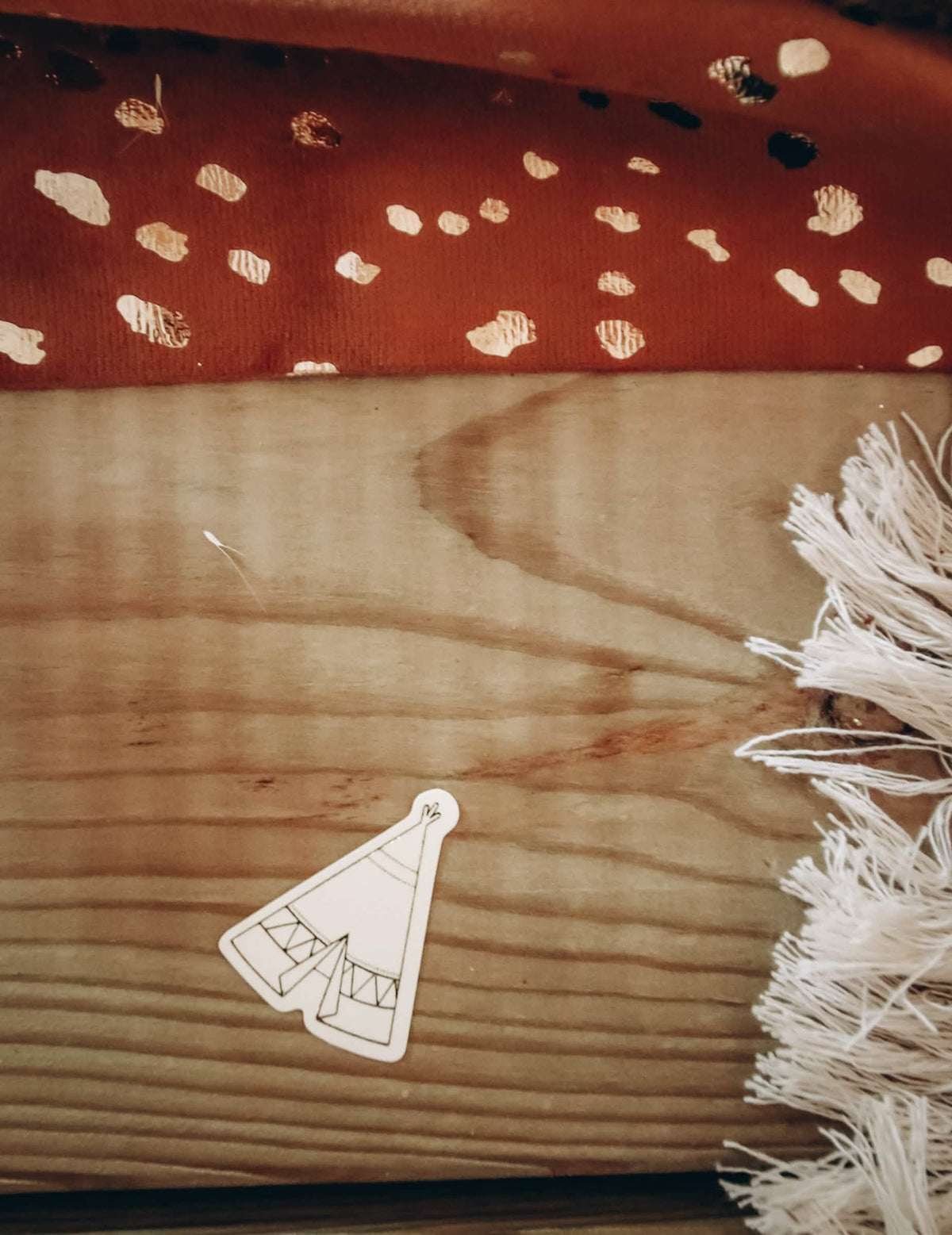 Pöytäkonfettien tipi-tilanne Indian Forest eläimet ja tipit