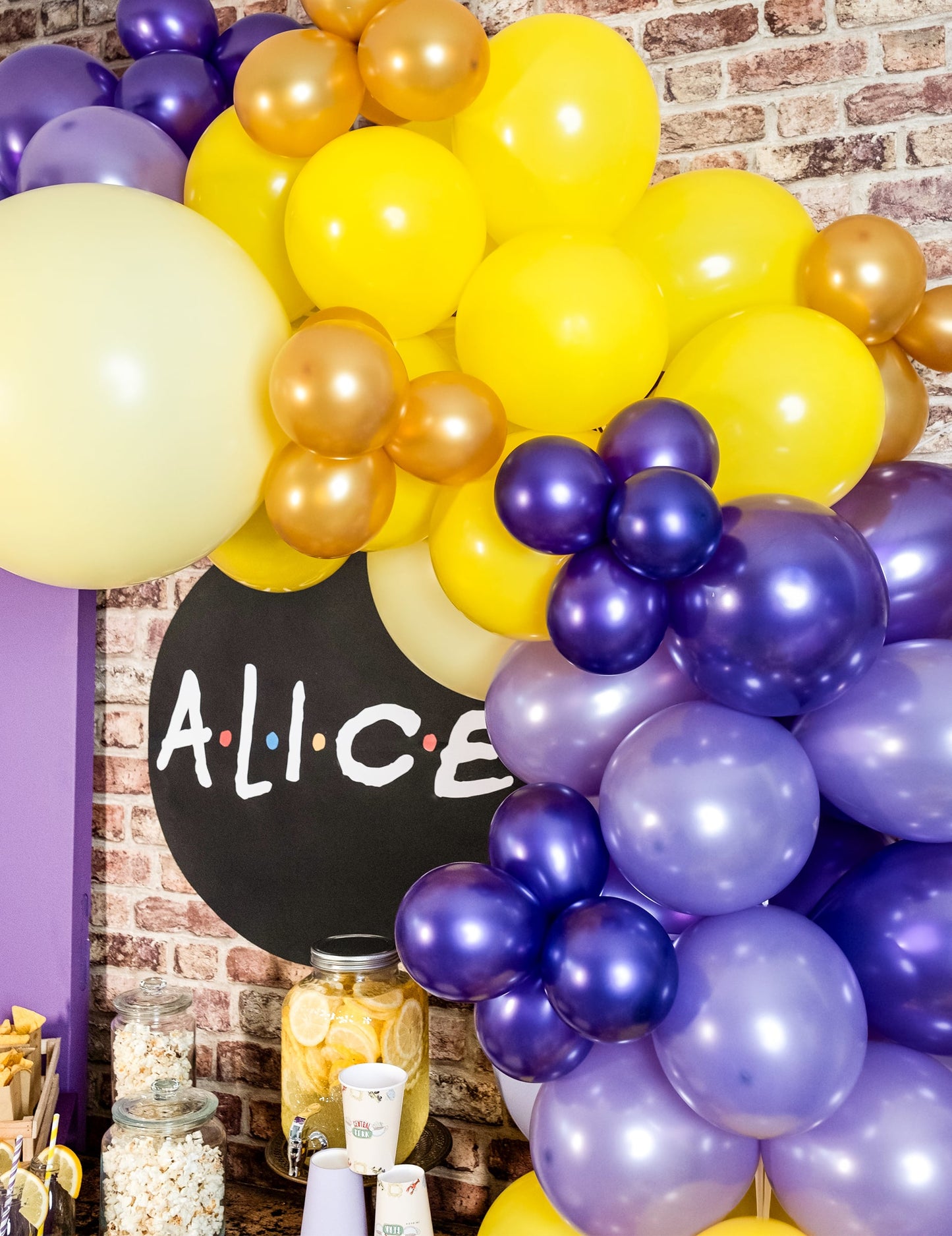 Composition d'une arche de fête avec les mini ballons latex métallisés pour arche dorés