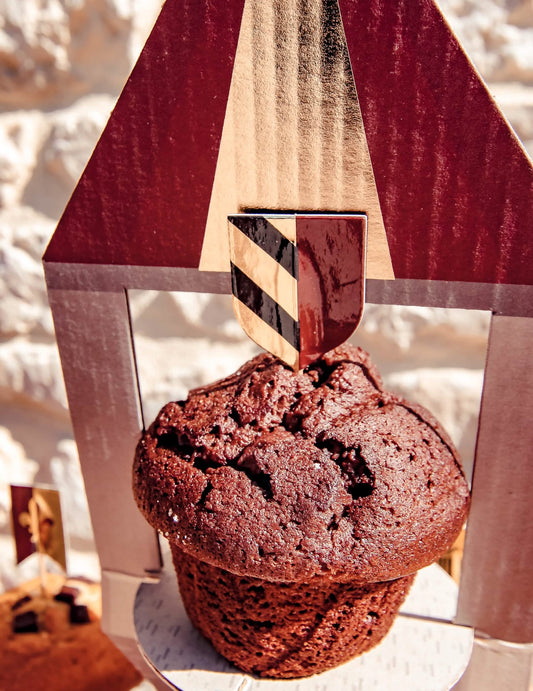 Gros plan d'un pic décorant un cupcake du pics de chevaliers pour fête