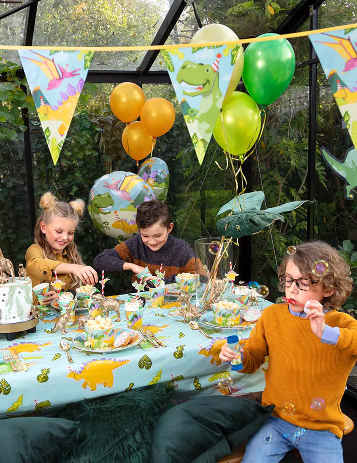 Synttäritarjoiluun aseteltuja servetit Dino Party -teemalla pöydälle