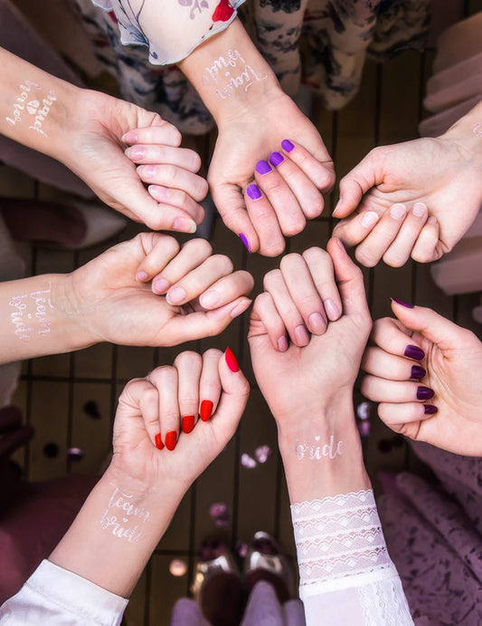 13 tiimimorsian ruusukultaista väliaikaista tatuointia