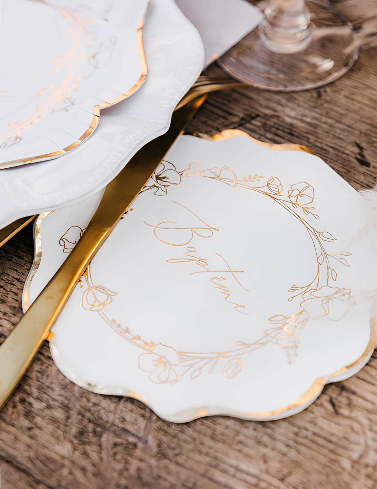 Mise en situation sur table des serviettes en papier baptême