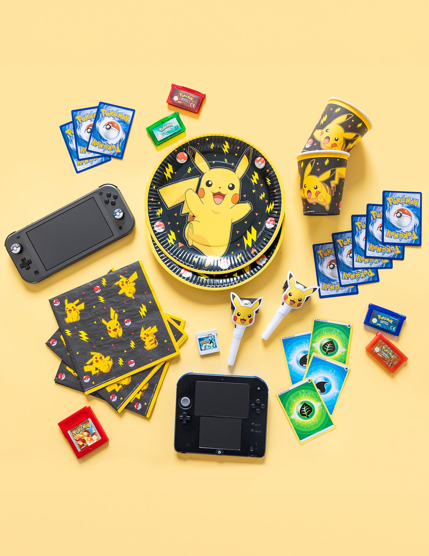 Vue de dessus avec consoles et accessoires des serviettes en papier Pokémon Pikachu