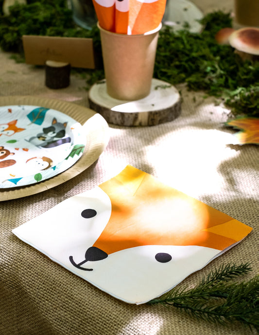 Mise en situation sur une table des serviettes en papier tête de renard