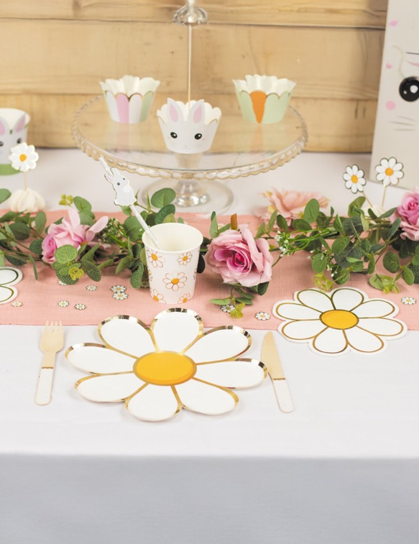 Vue d'ensemble de la table de fête des serviettes Marguerite pour fête