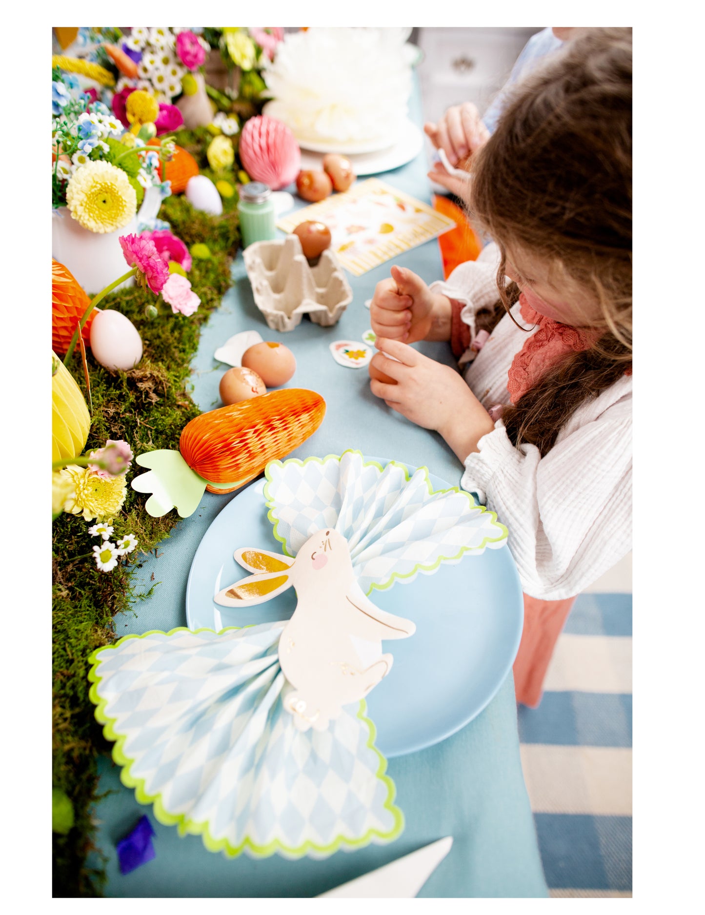 Détail de la décoration de table avec les serviettes en papier lapin blanc et or