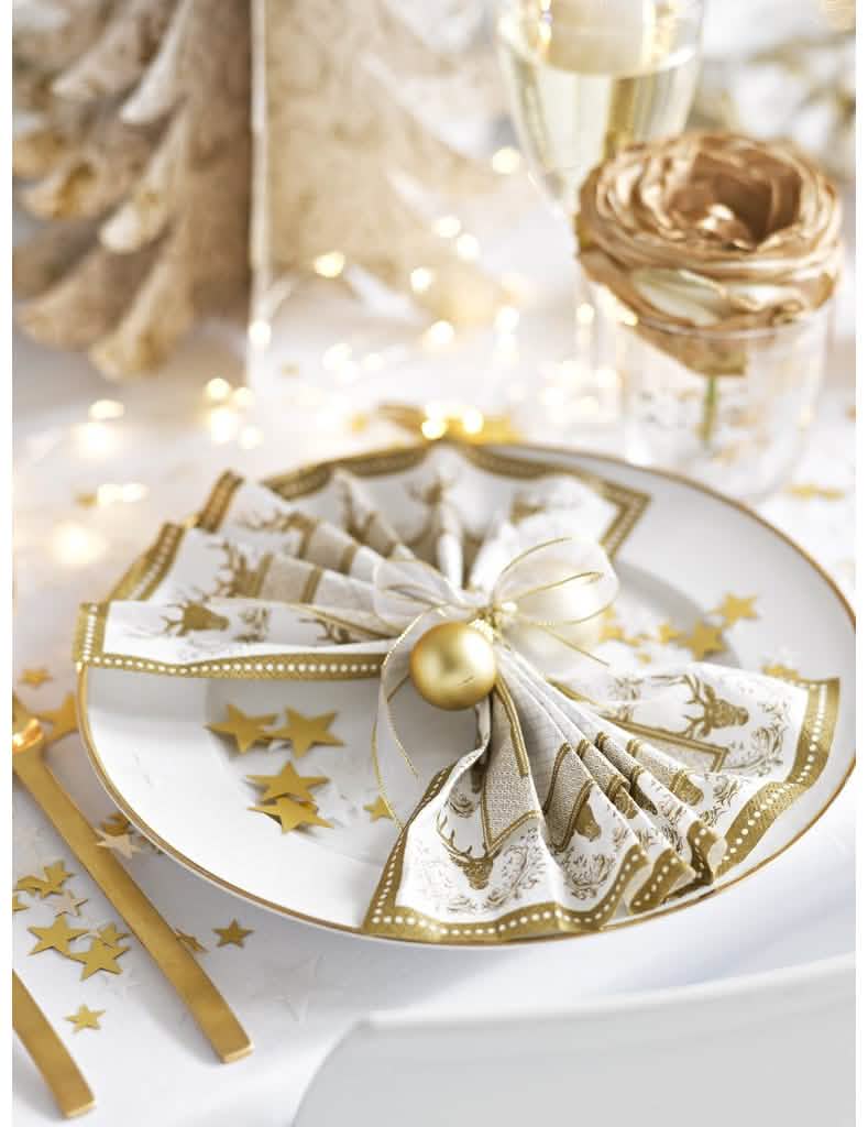 Mise en situation sur table de fête des serviettes en papier porcelaine motifs baroques