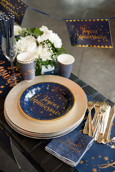 Mise en situation sur table des serviettes en papier Joyeux Anniversaire