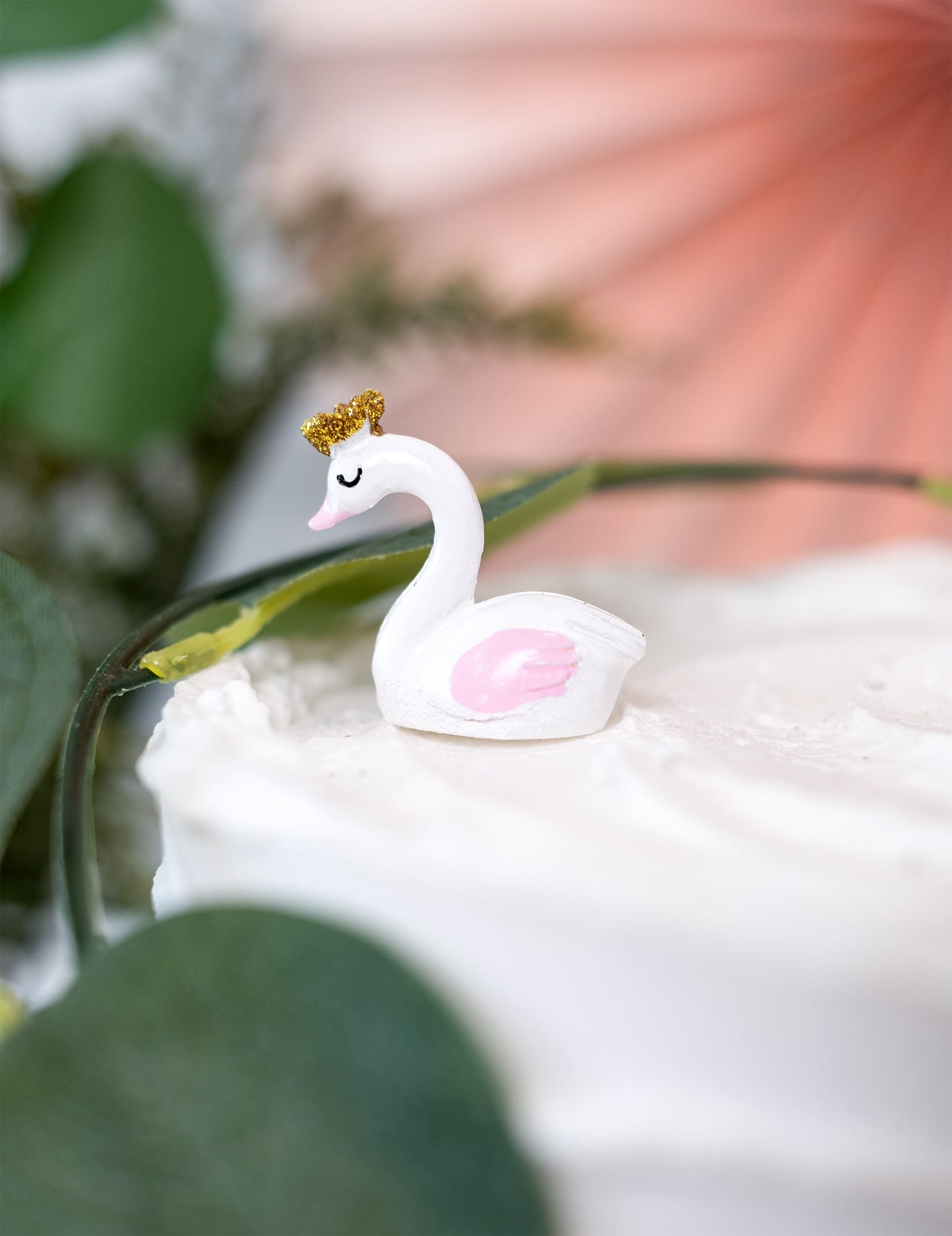Mise en scène sur un gâteau de la figurine en résine cygne pour baby shower