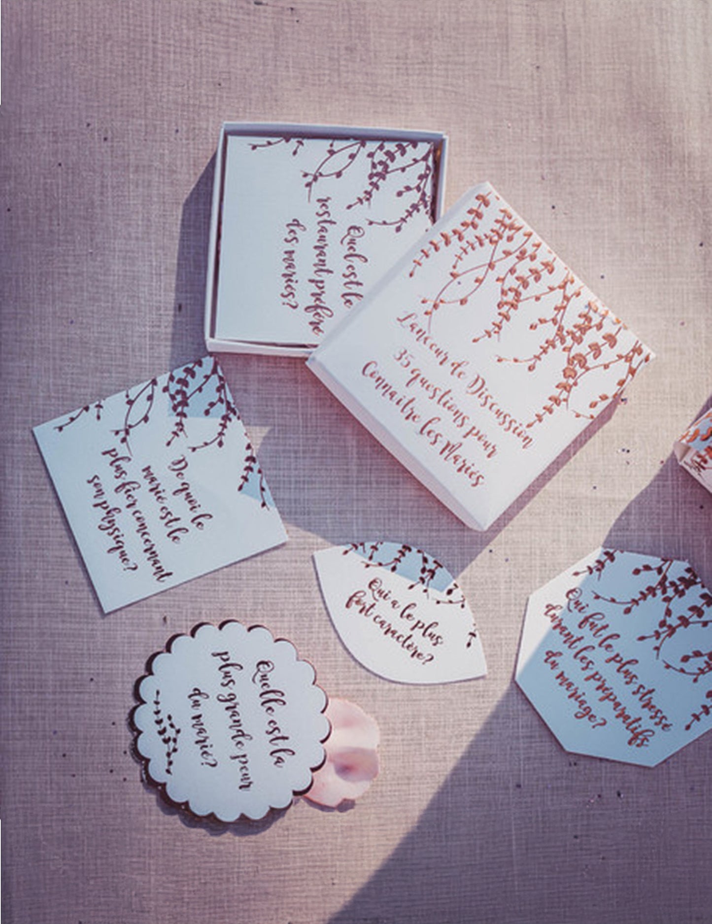 Détail des questions et des formes du 35 cartes lanceur de discussion végétal pour animation mariage rose gold