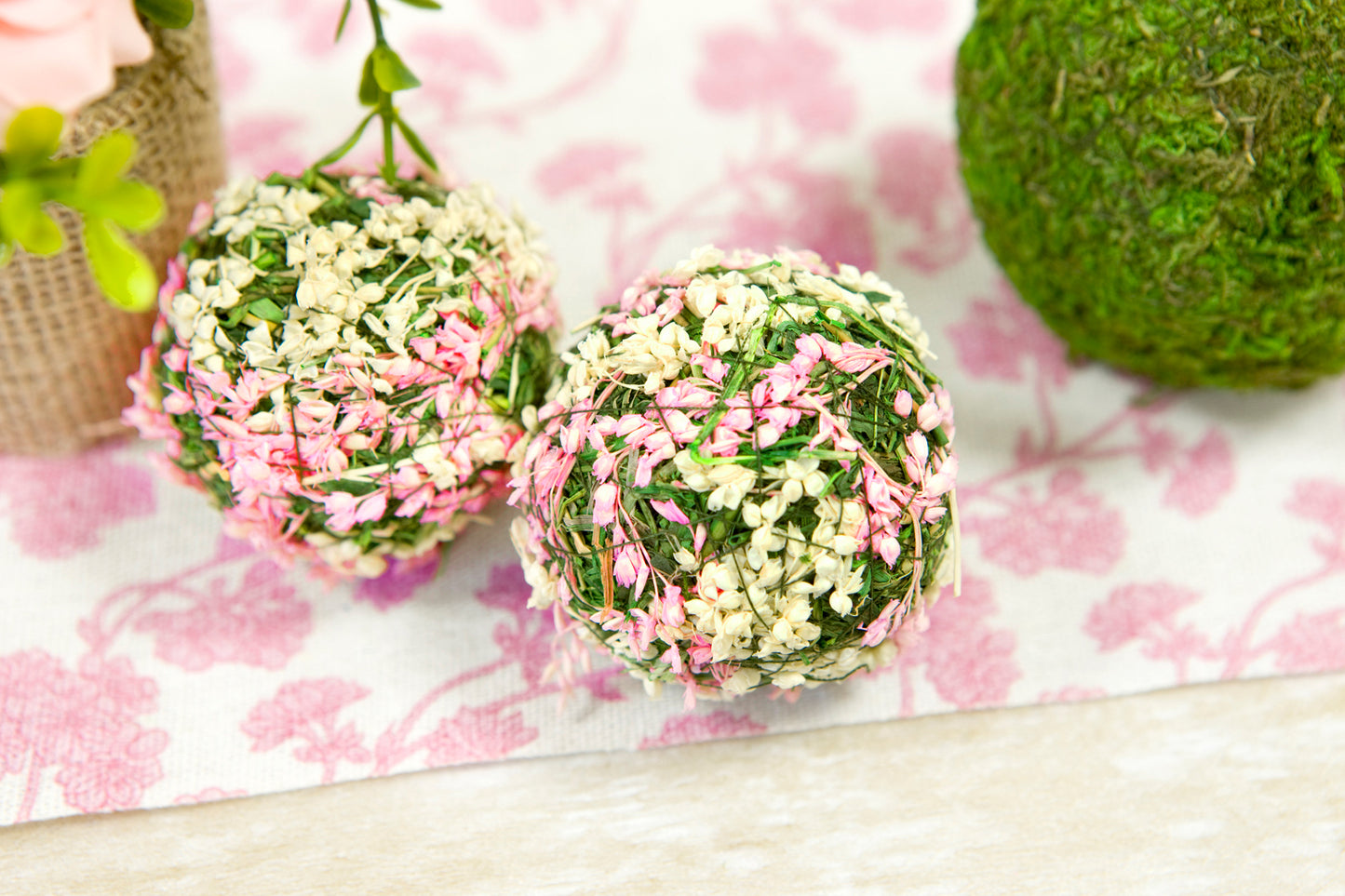 Gros plan des boules décoratives fleurs naturelles pour mariage champêtre