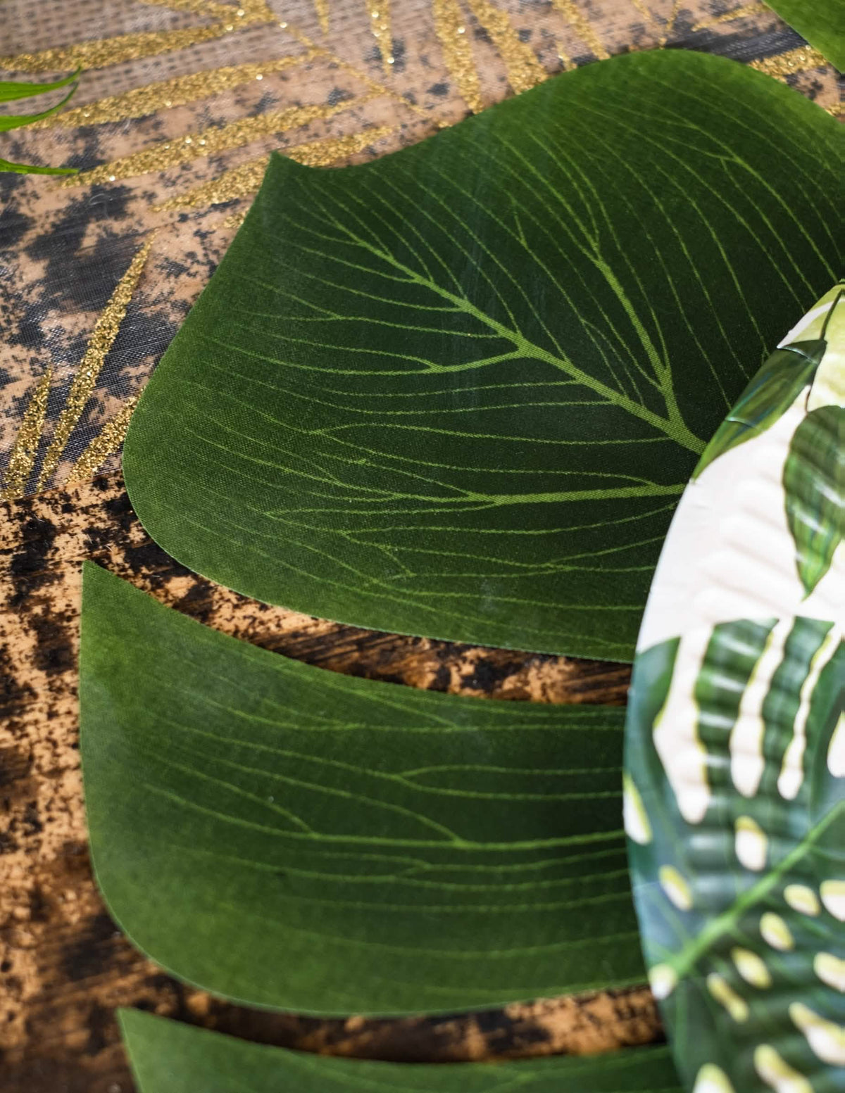 Monstera-sisustuskäyttöön tarkoitettujen 4 lehden pakkauksen uurretun tekstuurin yksityiskohta