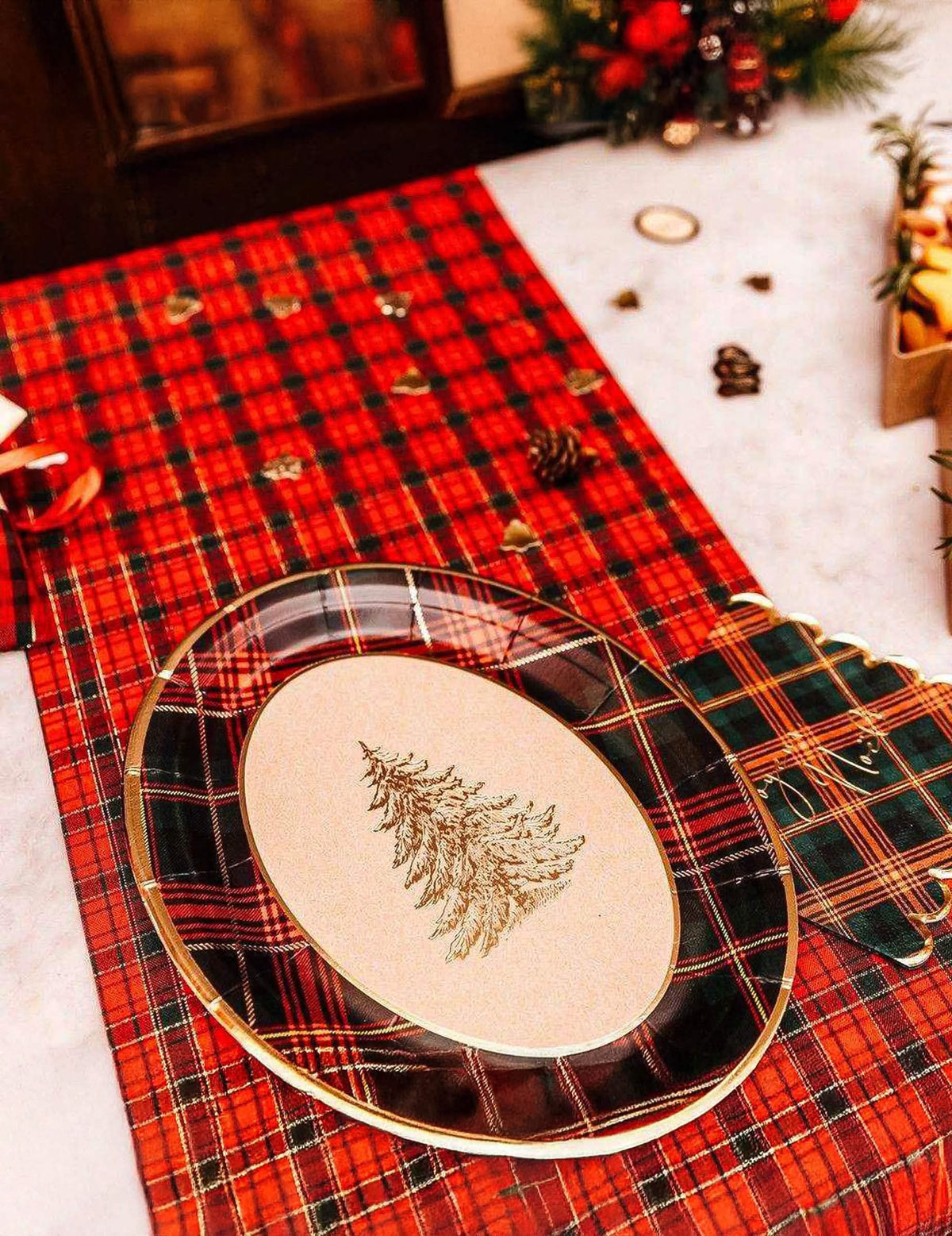 Mise en scène du dressage de table de fête du plateaux en carton tartan de Noël