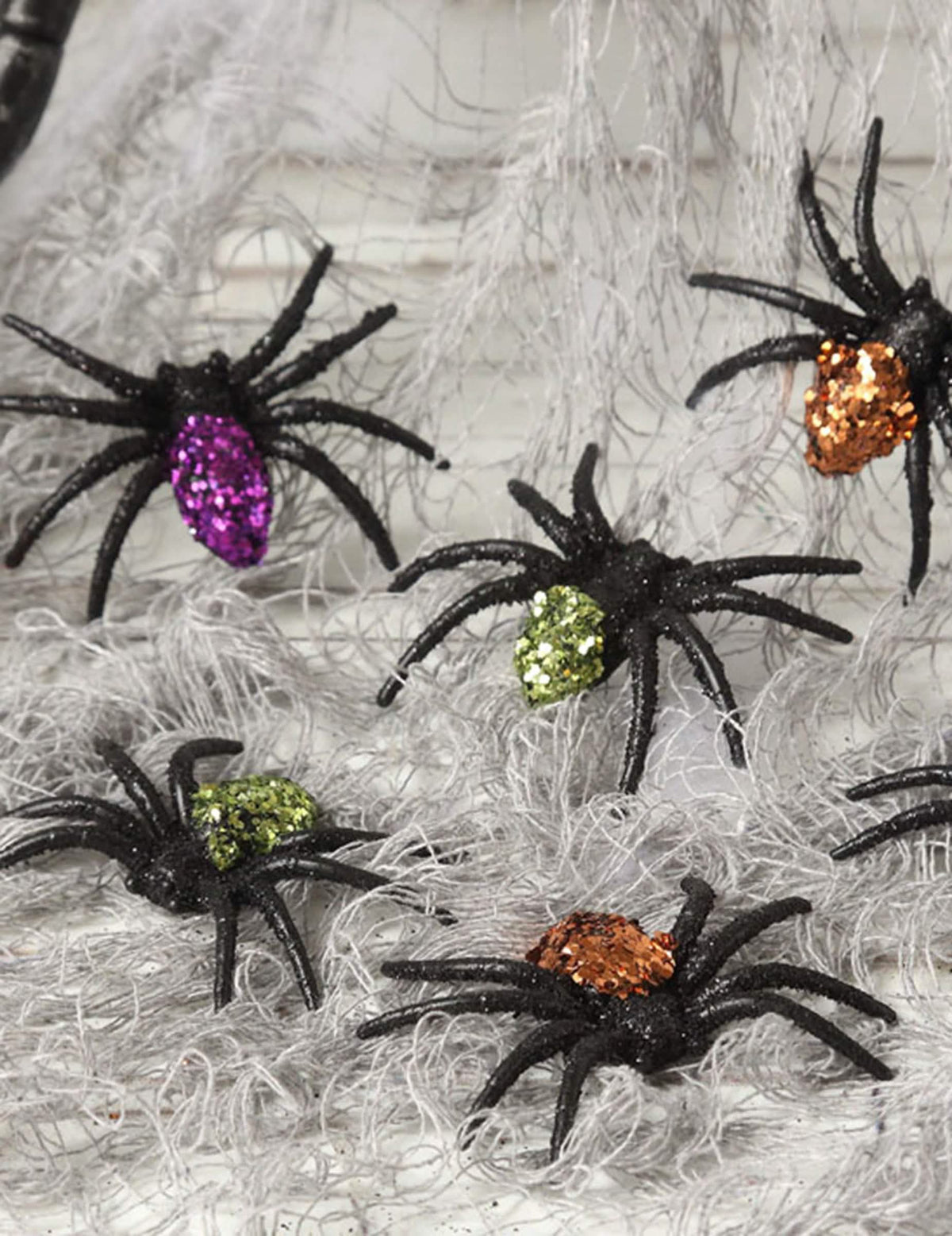 Tilanne halloweenin hämähäkkiverkossa kimaltelevien hämähäkkien koristeeksi