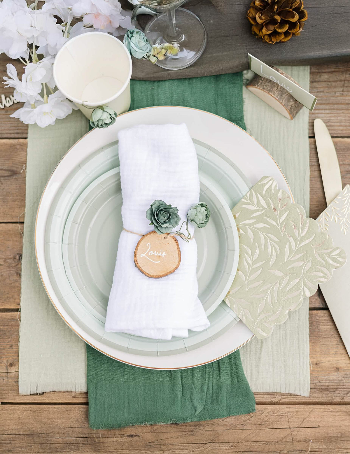 Mise en situation des assiettes en carton bi-color pour fête vert de gris et vert sauge
