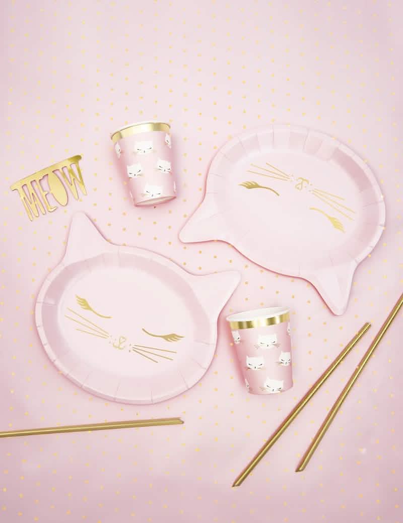 Mise en scène avec gobelets et pailles des assiettes en carton tête de chaton