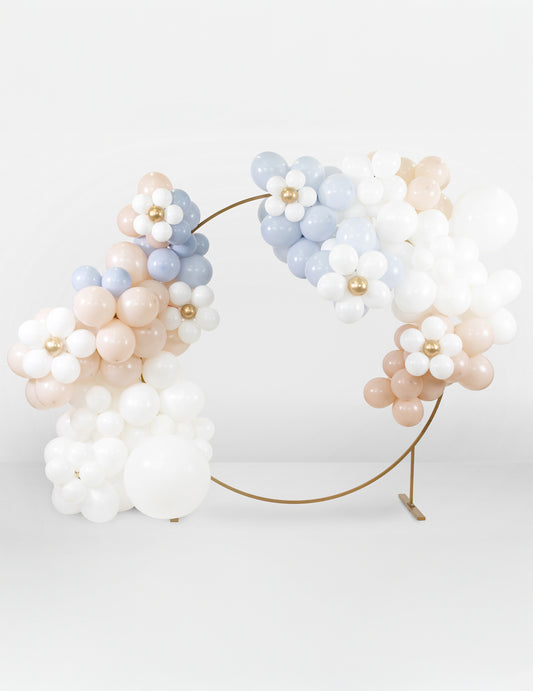 Mise en situation sur une arche du kit de ballons fleurs pour fête