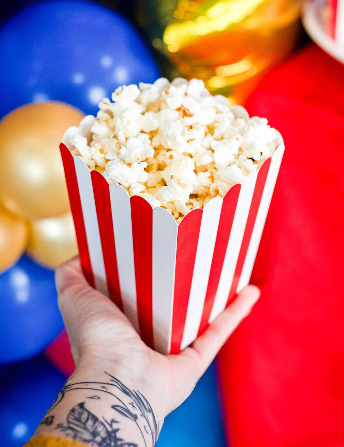 Punaiset ja valkoiset pahviset popcorn-laatikot
