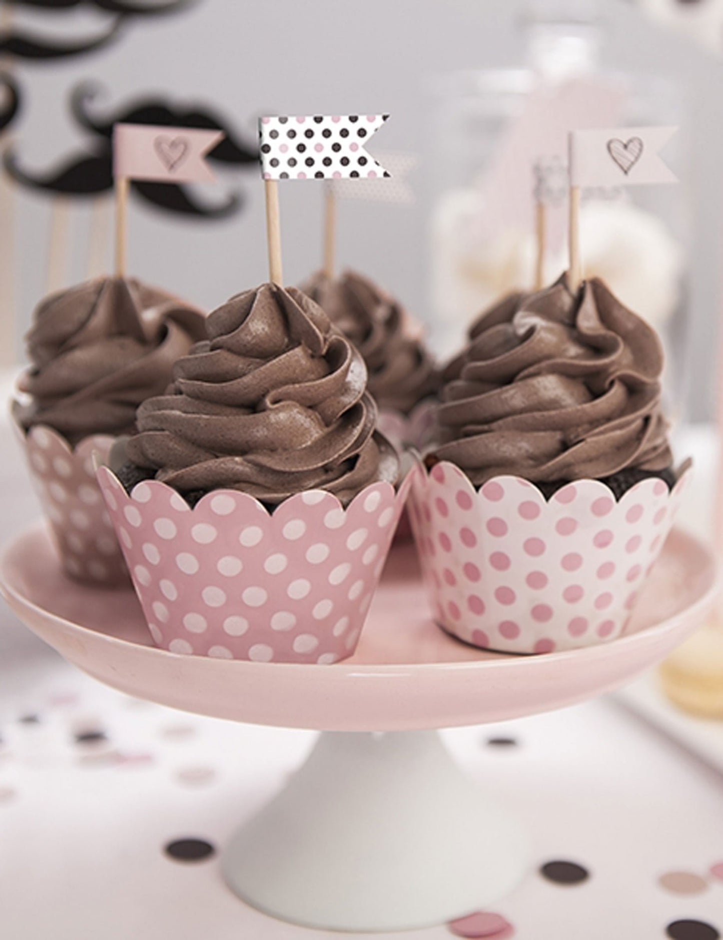 Mise en situation des habillages à cupcake à petits pois rose poudré en carton