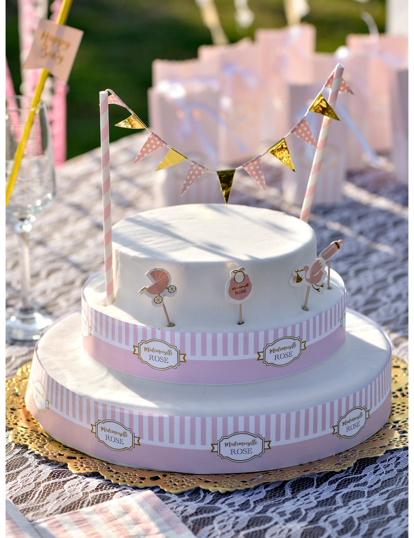 Mise en situation sur un gâteau du kit de décorations pour gâteau baby shower pour fille