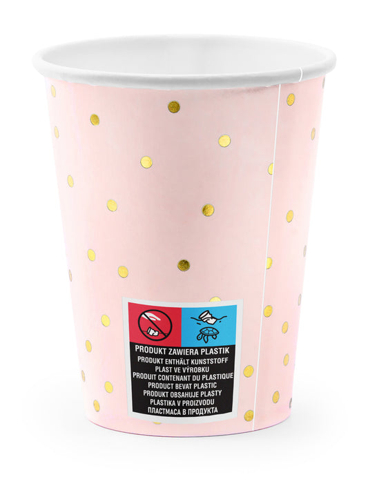 Détail du motif et du marquage du gobelet en carton rose pâle et pois dorés