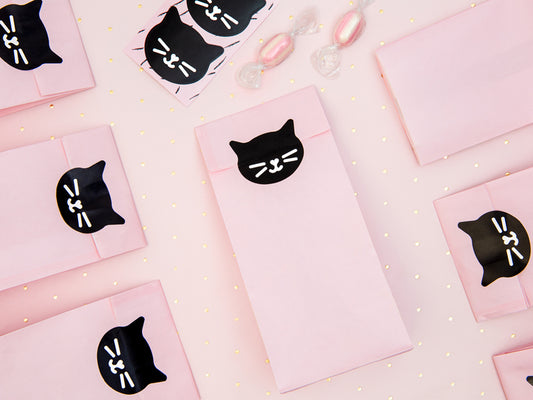 Mise en scène des sacs cadeaux en papier chaton