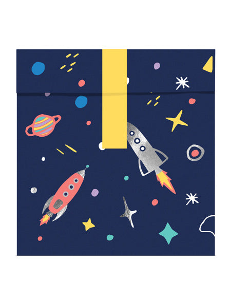 Vue de face du sac fermé des sacs cadeaux en papier space adventure