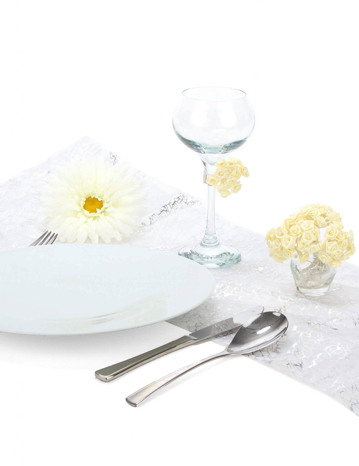 Mise en situation sur une table du Mini roses en satin pour mariage