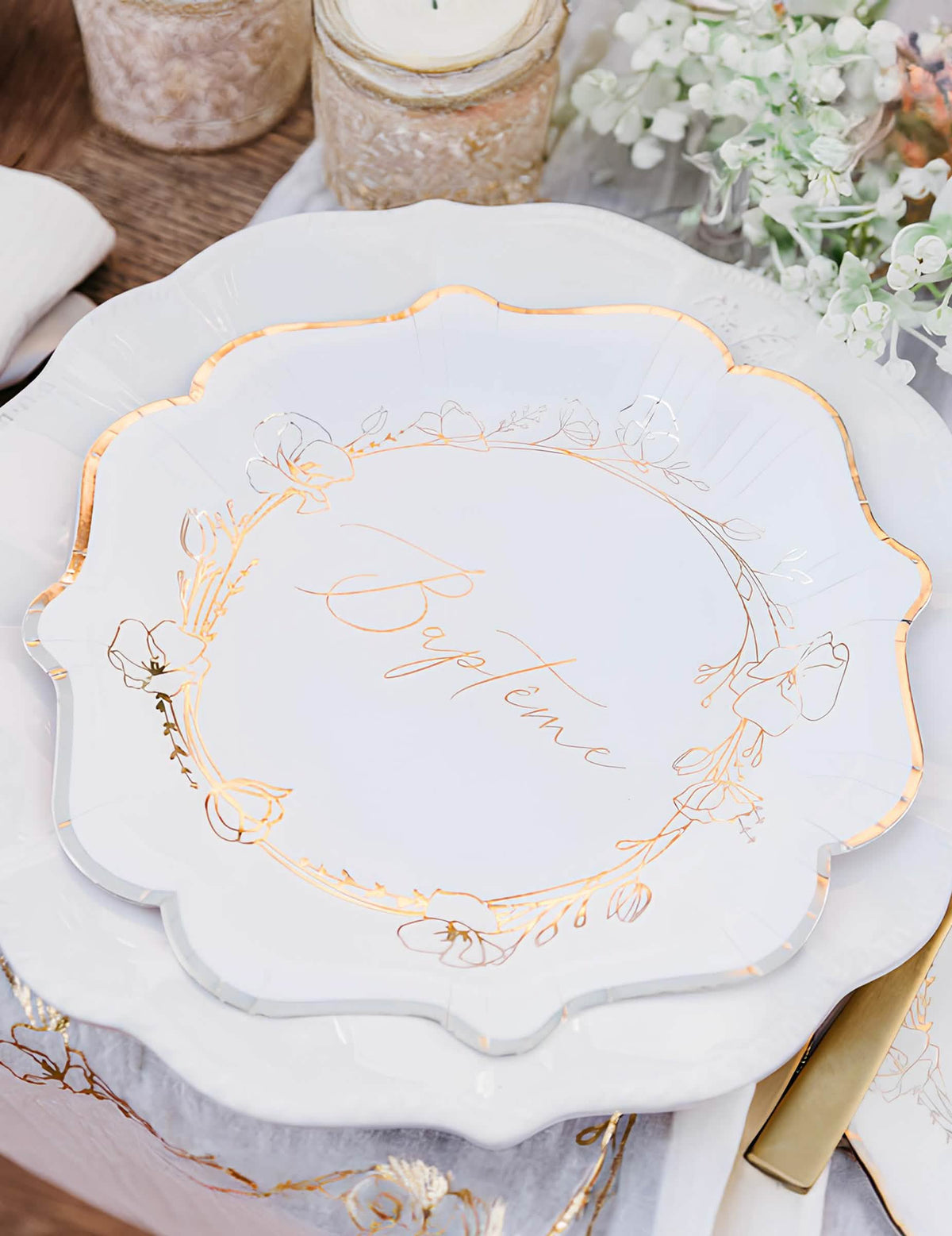 Détail de l'inscription dorée des assiettes en carton baptême