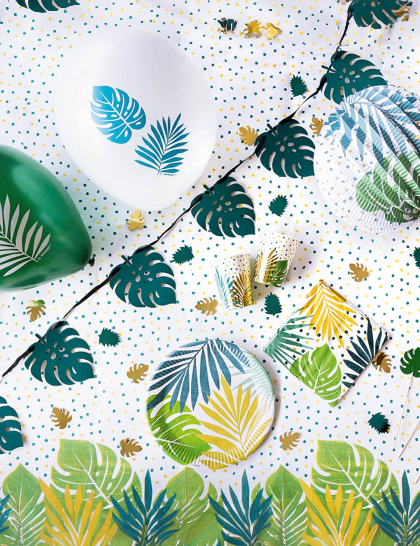 Mise en situation festive des assiettes en carton tropical chic