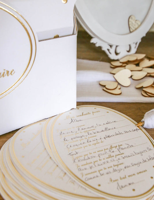 Détail du texte manuscrit des cartes de souhaits baby shower pour fête
