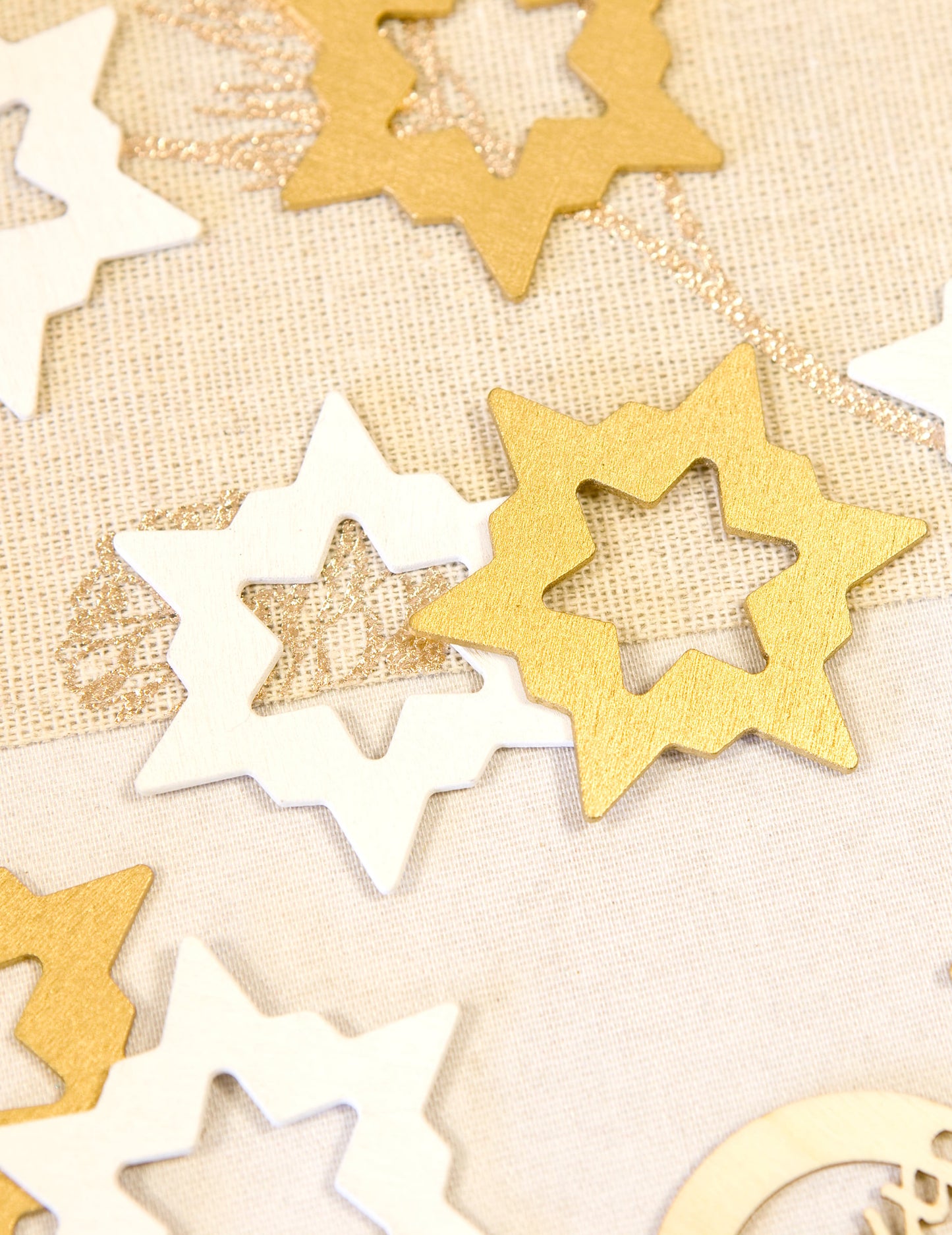 Gros plan des confettis de table en bois étoiles pour Noël