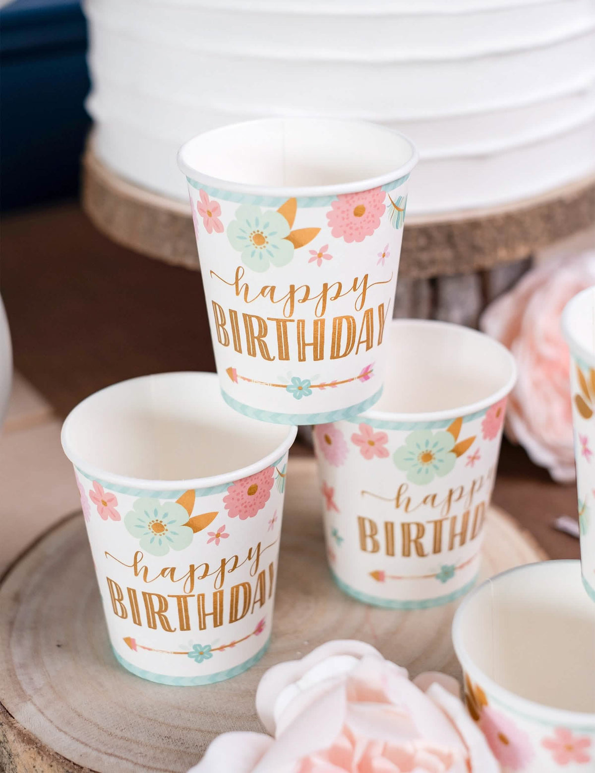 Vue en pyramide des gobelets en carton boho happy birthday