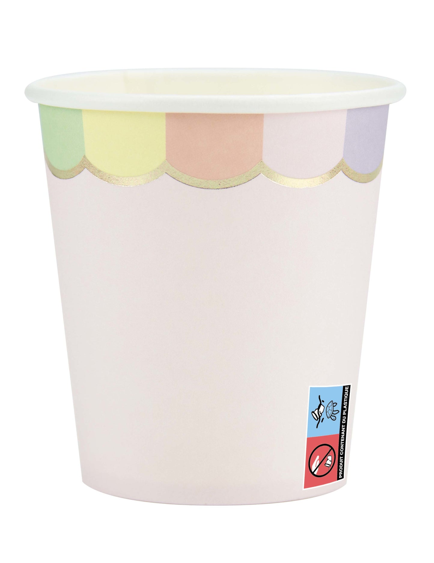 Vue de profil des gobelets en carton festonnés rose pastel avec bords arc-en-ciel