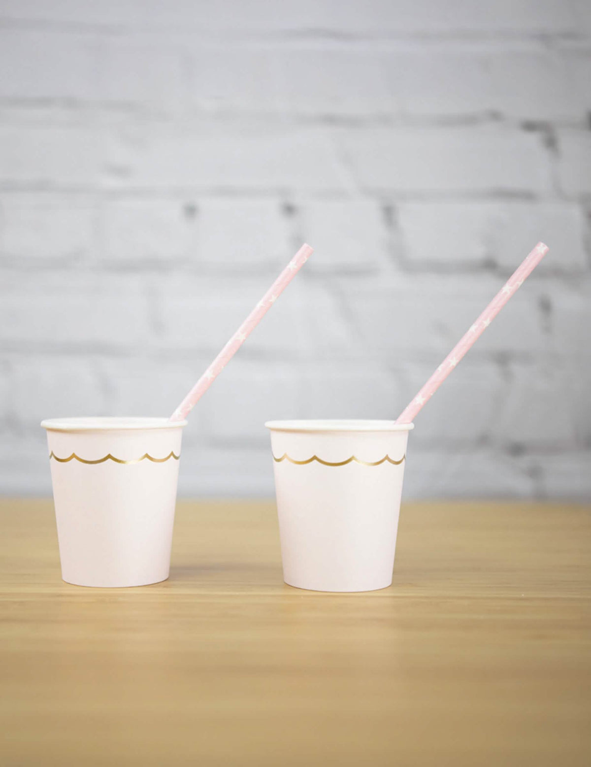 Mise en situation avec pailles des gobelets festonnés en carton pour fête