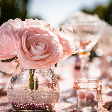 Détail de décoration de table des 8 roses sur tige en mousse pour mariage