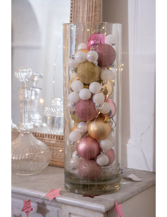 Mise en situation dans un vase des 9 boules de Noël dorées aux finitions variées