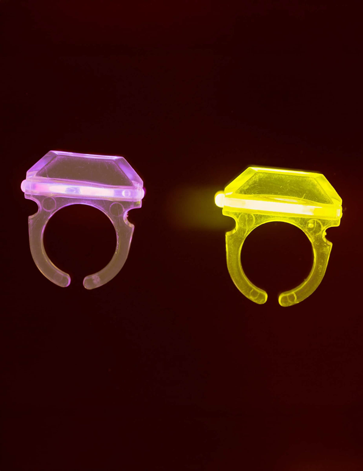 Détail de l'effet lumineux dans le noir de la bague phosphorescente
