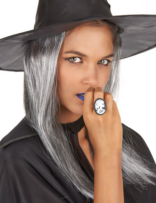 Gros plan sur la bague squelette gothique pour femme