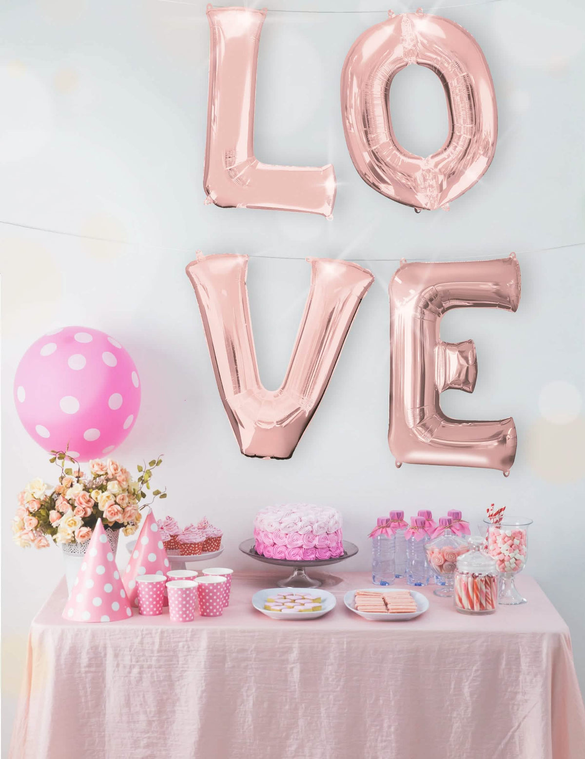 LOVE-sanan esittely juhlaan tarkoitetun kirjainalumiinipallon avulla