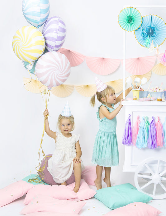 Mise en situation du ballon aluminium sucette pour fête turquoise et blanc