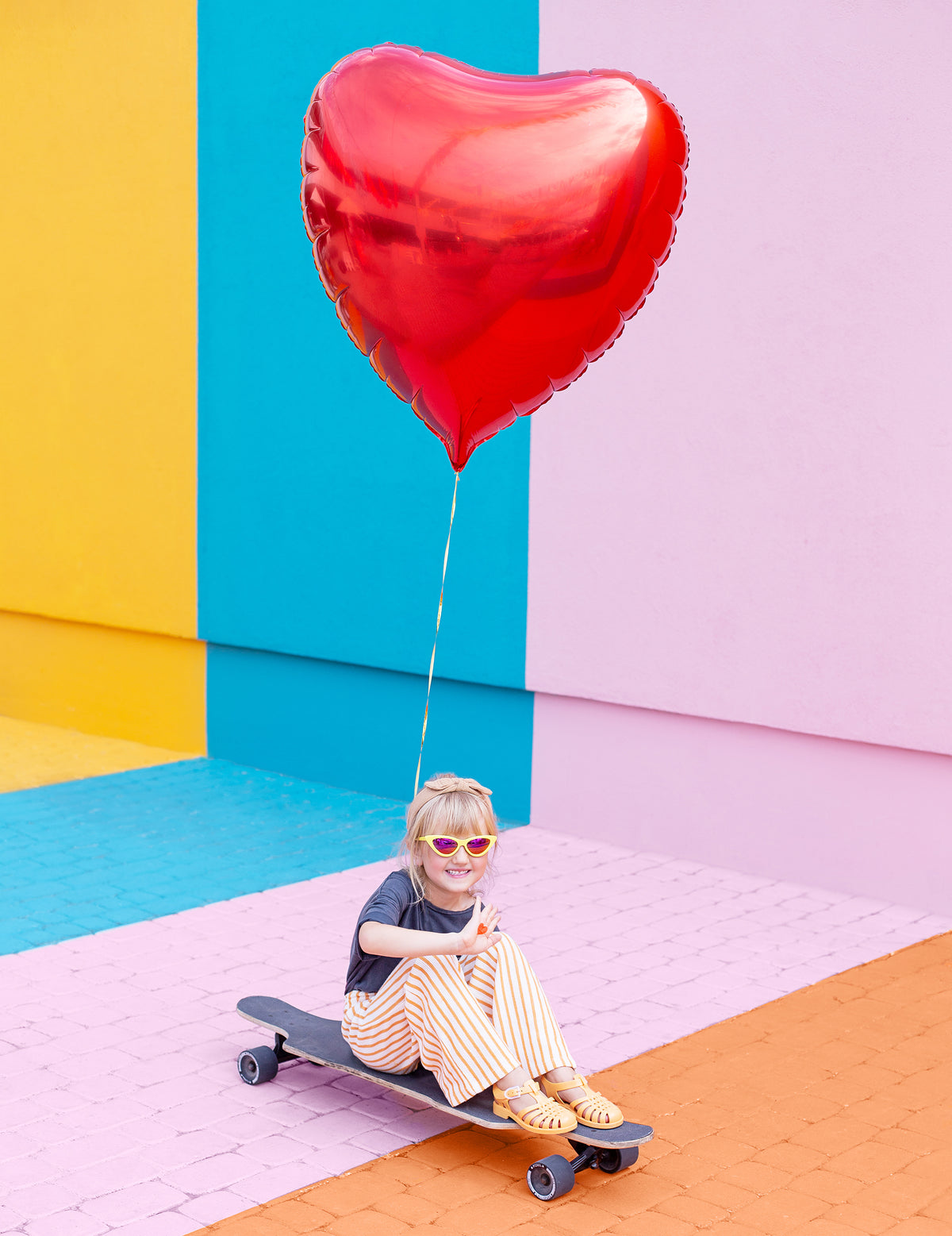 Mise en situation avec une enfant du ballon géant aluminium cœur